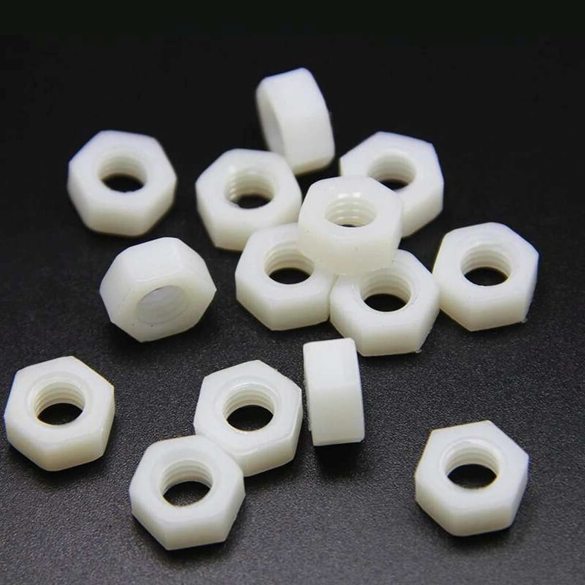 M3 méretű fehér műanyag anya nylon PA66 anyagból, precíz rögzítéshez elektronikai és barkács projektekben.