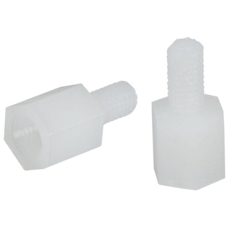 Több darab fehér M3x5+6 műanyag távtartó látható közelről, hatszögletű testtel és menetes véggel. A termékfotó elektronikai szereléshez való szigetelő távtartókat mutat, amelyek NYÁK, modul és vezérlőpanel rögzítésére alkalmasak. A termékoldalon a képleírás kifejezetten Arduino, robotika és elektronikai panelek biztonságos rögzítését emeli ki.