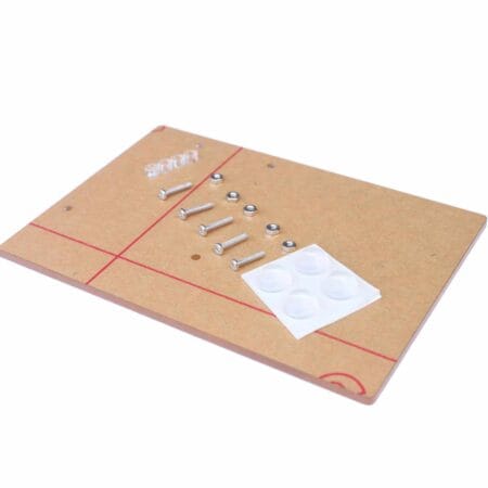 Átlátszó Arduino UNO rögzítő alappanel fémcsavarokkal és breadboard tartóval, amely stabil alapot biztosít elektronikai kísérletekhez és mikrokontrolleres projektekhez.