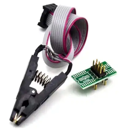 SOIC-8 csipeszes programozóadapter FR4 konverterpanellel és nagyjából tíz centiméteres kábellel, nyolclábú SMD memória- és óraáramkörök helyben történő kiolvasásához, írásához és teszteléséhez.