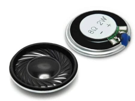 40 mm-es átmérőjű, 8 ohmos, 2 wattos mini hangszóró, ideális Arduino és DIY elektronikai projektekhez. A képen a hangszóró elölnézeti és hátulnézeti nézete látható, forrasztható csatlakozási pontokkal.