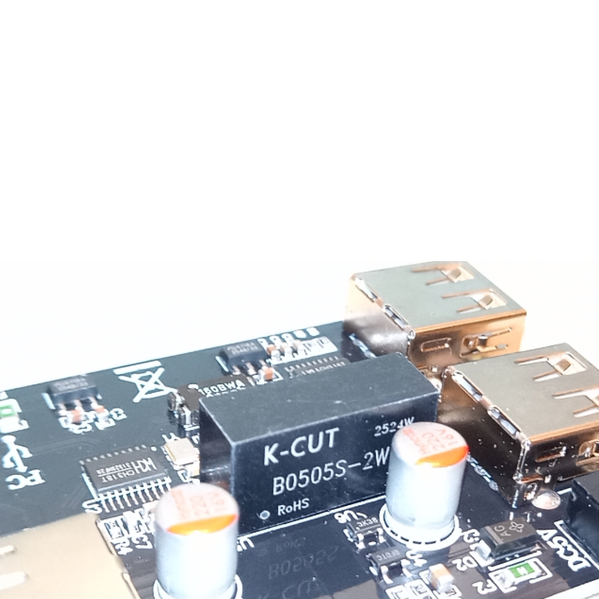 USB 2.0 galvanikus leválasztó áramkör közelképe, USB-A csatlakozókkal, DC-DC izolált tápegység modullal és vezérlőelektronikával, ipari USB kommunikáció és mérőrendszerek csatlakoztatásához.