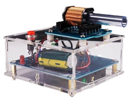 DIY elektromágneses ágyú készlet, magasfeszültségű tekercses gyorsítóval, nyomtatott áramköri lappal és forrasztásra váró alkatrészekkel, demonstrációs vagy oktatási célra.