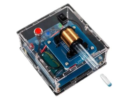 DIY elektromágneses ágyú készlet, magasfeszültségű tekercses gyorsítóval, nyomtatott áramköri lappal és forrasztásra váró alkatrészekkel, demonstrációs vagy oktatási célra.
