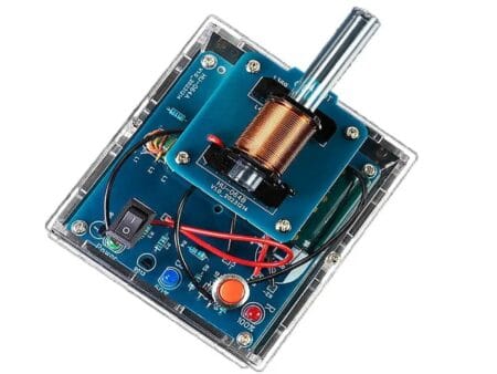 DIY elektromágneses ágyú készlet, magasfeszültségű tekercses gyorsítóval, nyomtatott áramköri lappal és forrasztásra váró alkatrészekkel, demonstrációs vagy oktatási célra.
