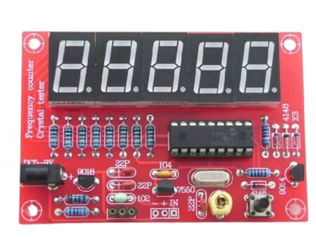 Egy digitális, LED kijelzős kristályoszcillátor frekvenciamérő készlet 1 Hz és 50 MHz közötti tartománnyal, mikrokontrolleres vezérléssel, DIY forrasztási lehetőséggel.