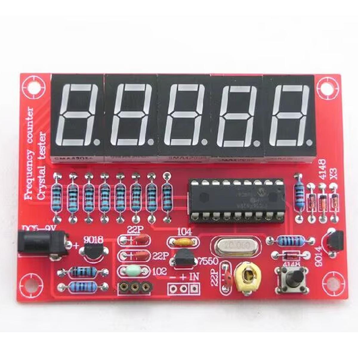Összeszerelt DIY frekvenciamérő panel öt számjegyes hétszegmenses LED-kijelzővel, vezérlő IC-vel, kvarccal, trimmerrel, nyomógombbal és 5–9 voltos tápbemenettel.