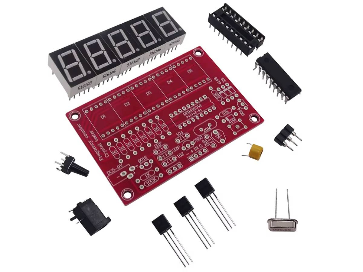 Egy digitális, LED kijelzős kristályoszcillátor frekvenciamérő készlet 1 Hz és 50 MHz közötti tartománnyal, mikrokontrolleres vezérléssel, DIY forrasztási lehetőséggel.