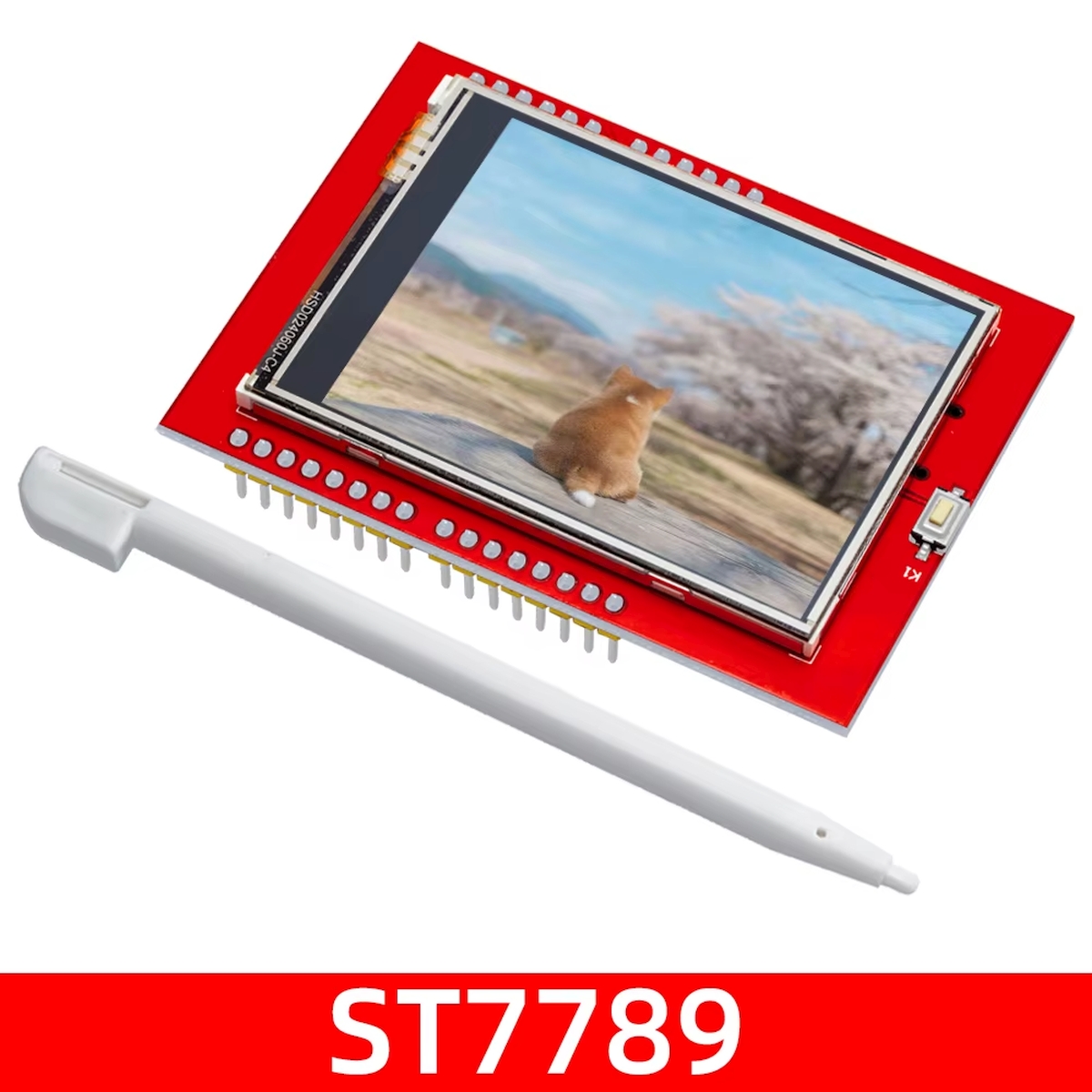 Arduino shield formátumú 2,4 hüvelykes TFT LCD érintőkijelző piros panelen, mikrokontrolleres kijelzéshez, menüvezérléshez és prototípusfejlesztéshez.