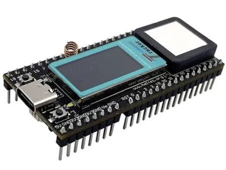 A képen egy Heltec Wireless Tracker látható, amely egy ESP32‑S3 mikrovezérlőre épülő fejlesztőmodul. A modul rendelkezik LoRa SX1262 rádióval, UC6580 GPS chip-el és egy színes 0.96″ TFT kijelzővel, ami valós idejű adatok megjelenítésére alkalmas. Az eszköz támogatja a Wi‑Fi, Bluetooth 5.0 és LoRaWAN kapcsolódást, így ideális Meshtastic vagy GPS-alapú IoT nyomkövető projektekhez. A vizuális dizájn kompakt, modern és technológiai hangulatot sugároz.