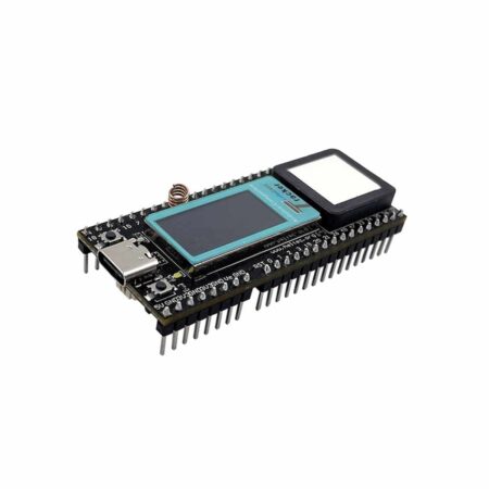 A képen egy Heltec Wireless Tracker látható, amely egy ESP32‑S3 mikrovezérlőre épülő fejlesztőmodul. A modul rendelkezik LoRa SX1262 rádióval, UC6580 GPS chip-el és egy színes 0.96″ TFT kijelzővel, ami valós idejű adatok megjelenítésére alkalmas. Az eszköz támogatja a Wi‑Fi, Bluetooth 5.0 és LoRaWAN kapcsolódást, így ideális Meshtastic vagy GPS-alapú IoT nyomkövető projektekhez. A vizuális dizájn kompakt, modern és technológiai hangulatot sugároz.