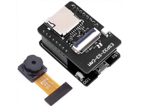 Egy ESP32‑S3 CAM fejlesztőpanel látható OV2640 kamerával, microUSB csatlakozóval, Wi‑Fi és Bluetooth támogatással, kiegészítve antennával és USB‑A–microUSB kábellel. AI és IoT fejlesztésekhez ideális.