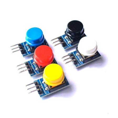 Közelről látható öt színes nyomógomb modul háromtűs csatlakozóval, kék áramköri lapokon, Arduino és más mikrovezérlős projektek kézi vezérléséhez.