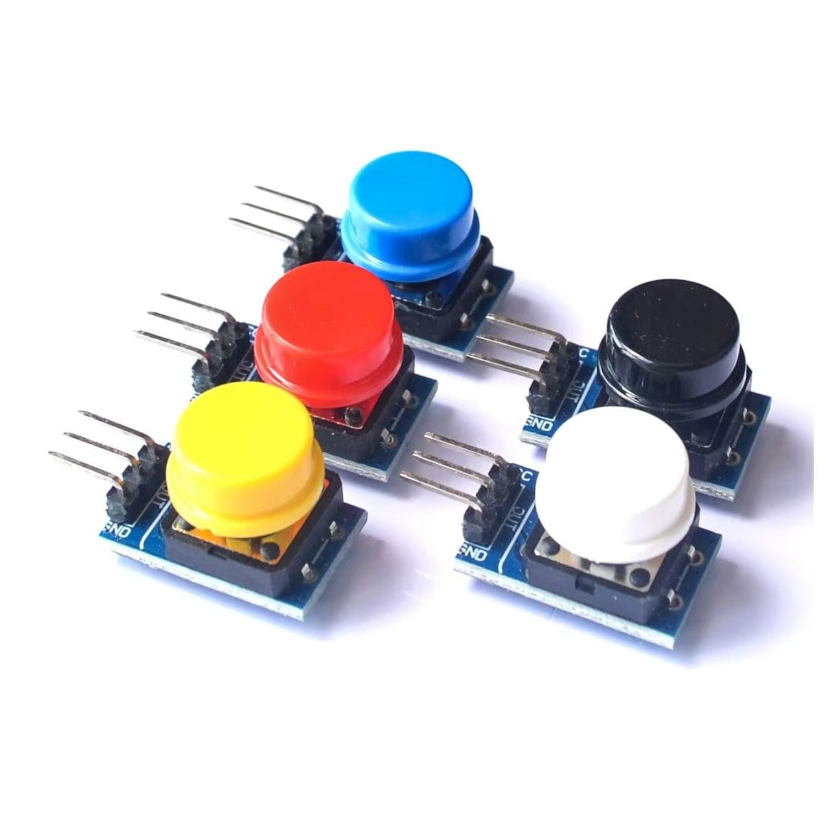 Öt különálló színes nyomógomb modul kék NYÁK-panelen, háromtűs csatlakozóval és kék, piros, sárga, fekete, fehér sapkákkal Arduino vezérlésekhez.