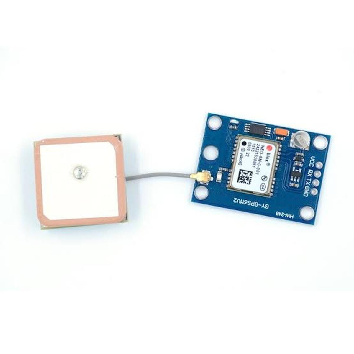 NEO-6MV2 GPS modul közeli nézetben, u-blox NEO-6M vevőegységgel, VCC, RX, TX és GND csatlakozásokkal, valamint koaxiális antennakábellel mikrokontrolleres helymeghatározási alkalmazásokhoz és soros adatkapcsolathoz.