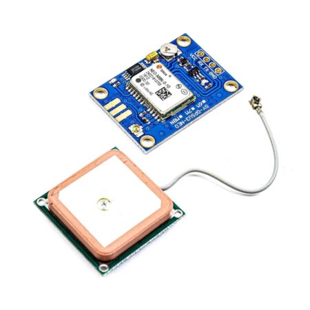 NEO-M8N GPS modul és külön kerámia antenna fehér háttéren, UART alapú Arduino helymeghatározó áramkör építéséhez.