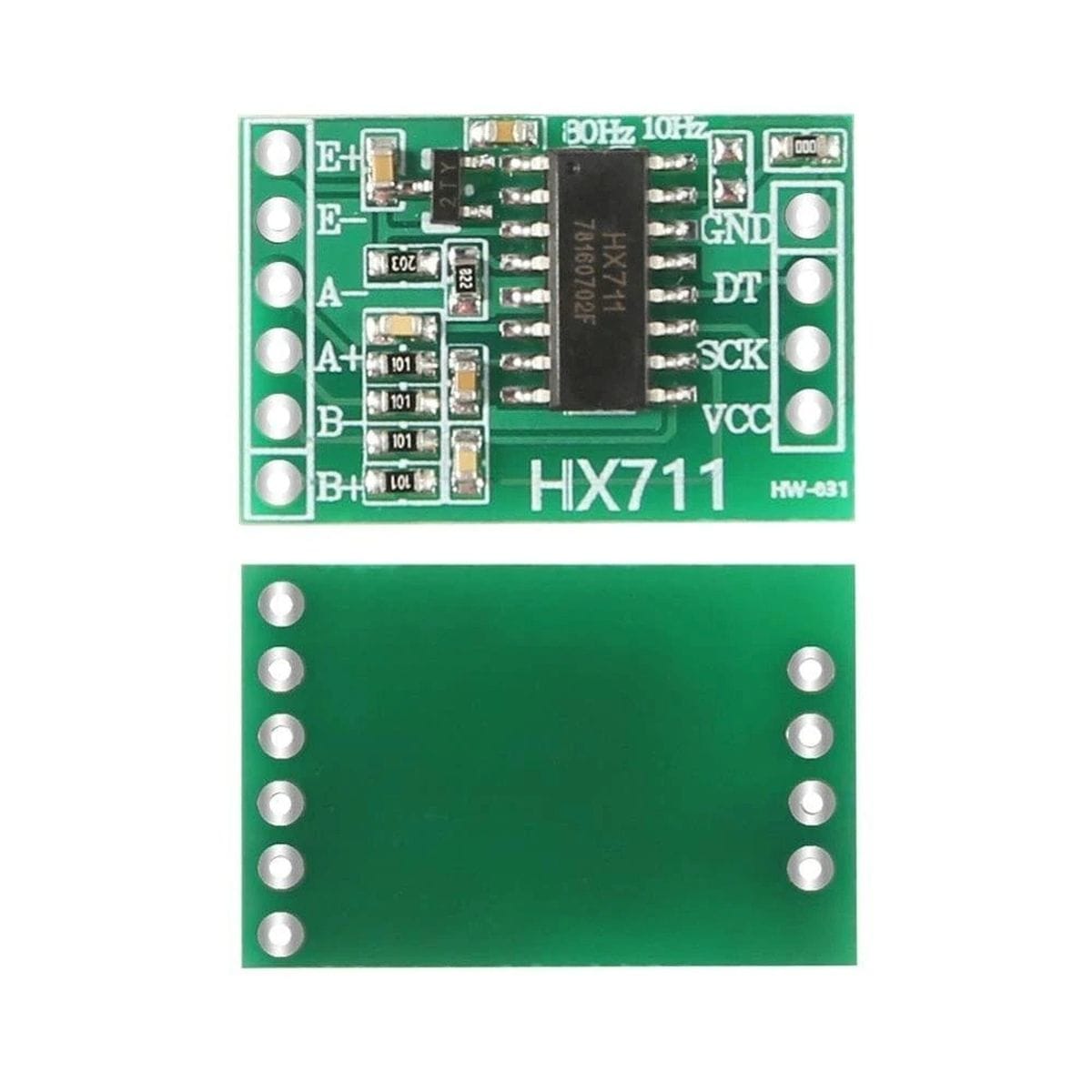 Zöld HX711 24 bites ADC modul két külön tüskesorral, feliratozott mérlegcella és mikrokontroller csatlakozásokkal, Arduino mérleg projekt kezdőknek, világos háttéren, műhelyes bekötési bemutatóhoz előkészítve, közelről fotózva.