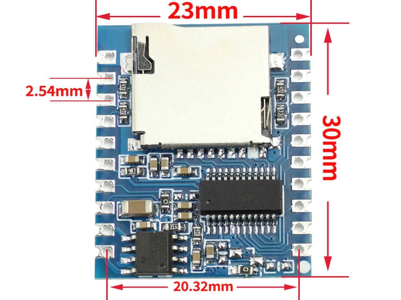 Egy DY-SV19T MP3 lejátszó modul TF kártya nyílással és 5W-os erősítővel, mikrokontrolleres hangvezérléshez, például Arduino projektekhez.