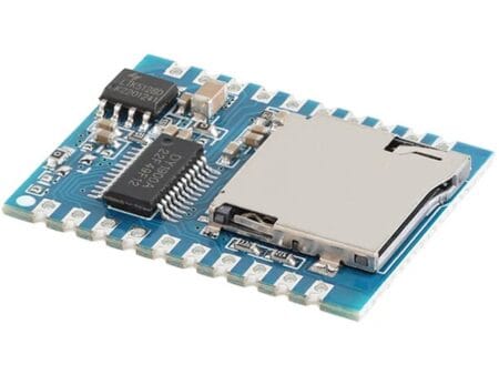 Egy DY-SV19T MP3 lejátszó modul TF kártya nyílással és 5W-os erősítővel, mikrokontrolleres hangvezérléshez, például Arduino projektekhez.