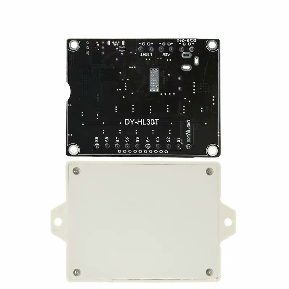 Tokozott DY-HL30T 30 W-os MP3 lejátszó-erősítő modul csavaros csatlakozókkal, TF-kártya foglalattal és kilenc LOW szintű triggerbemenettel automatizált hangjelzések műhelyi vagy gépészeti alkalmazásokban történő lejátszásához.
