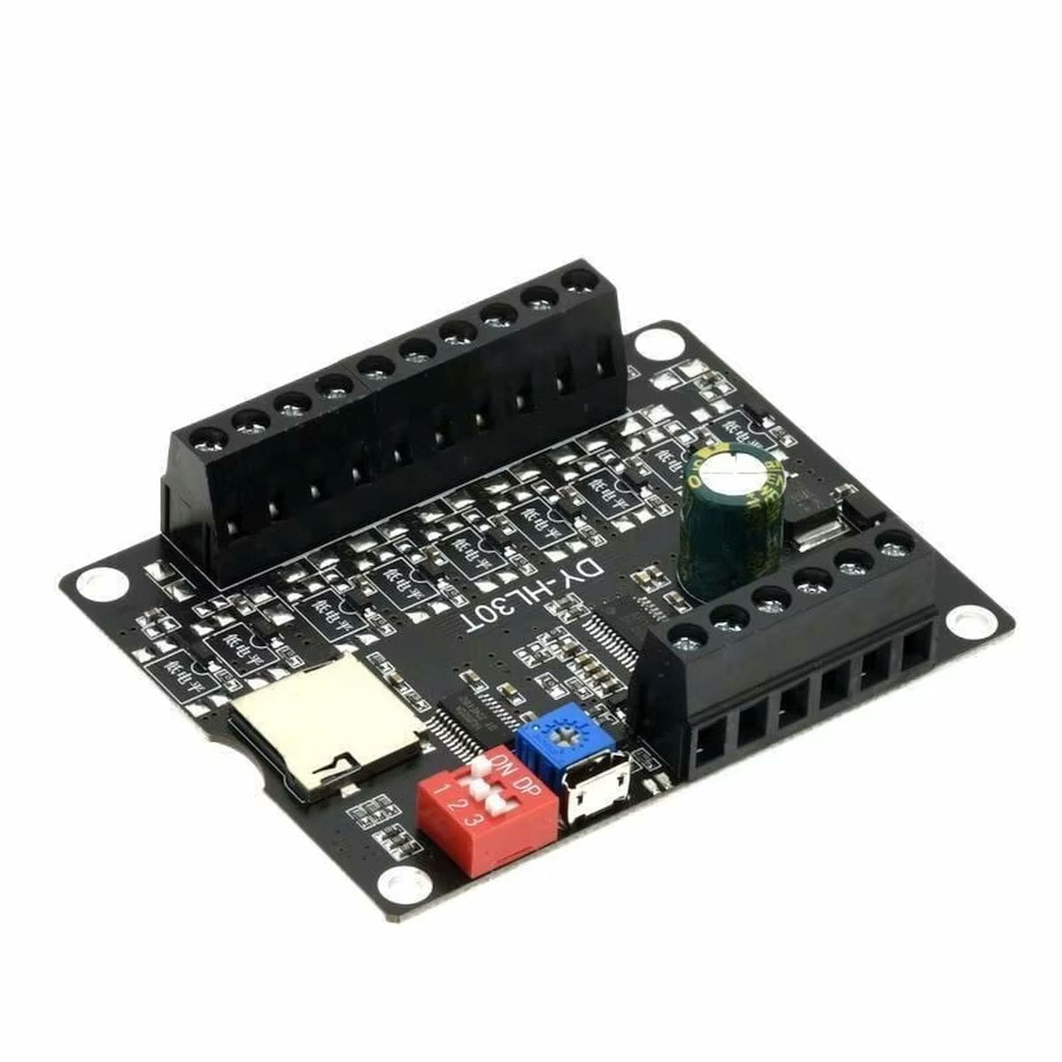 DY-HL30T tokozott hangmodul 30 W-os mono erősítővel, TF-kártyás MP3 lejátszással és kilenc GND-re húzással indítható bemenettel kapcsolókhoz, relékhez és automatizált hangjelző rendszerekhez.