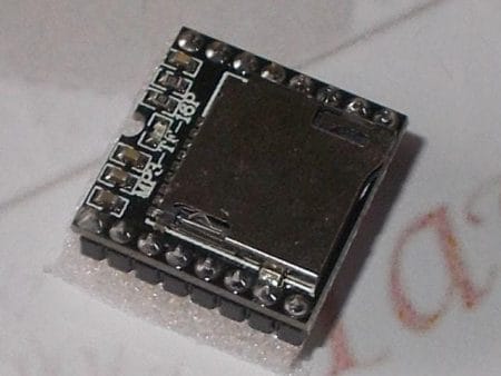 MP3-TF-16P típusú kompakt MP3 lejátszó modul microSD kártya foglalattal.