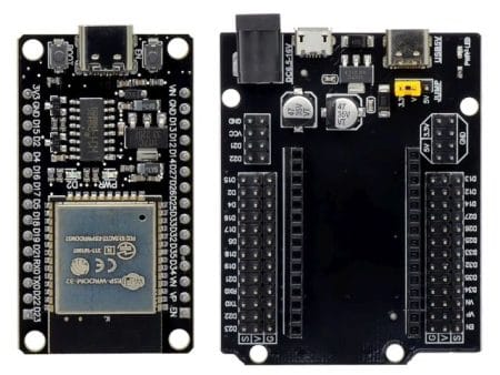NodeMCU32 ESP32 (30 tűs) baseboard fejlesztőpanel felülnézetből, csatlakozóaljzatokkal és tápcsatlakozóval.