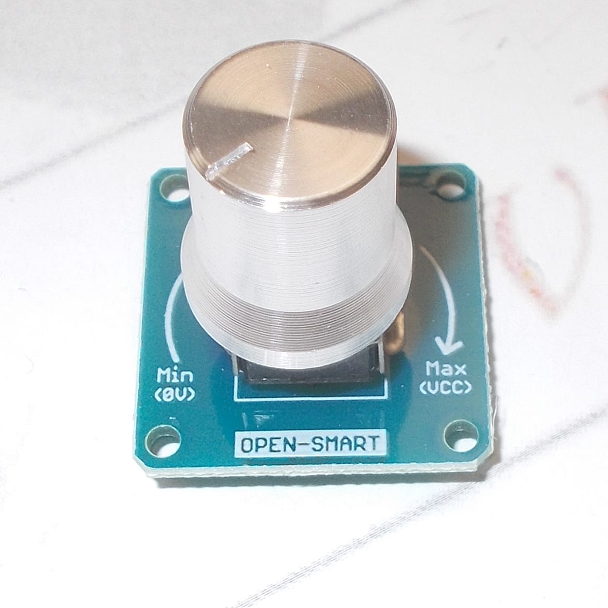 10 kΩ potenciométer modul hárompines csatlakozóval és forgatógombbal, elektronikai prototípus breadboardon vagy Arduino panelen történő próbáihoz.