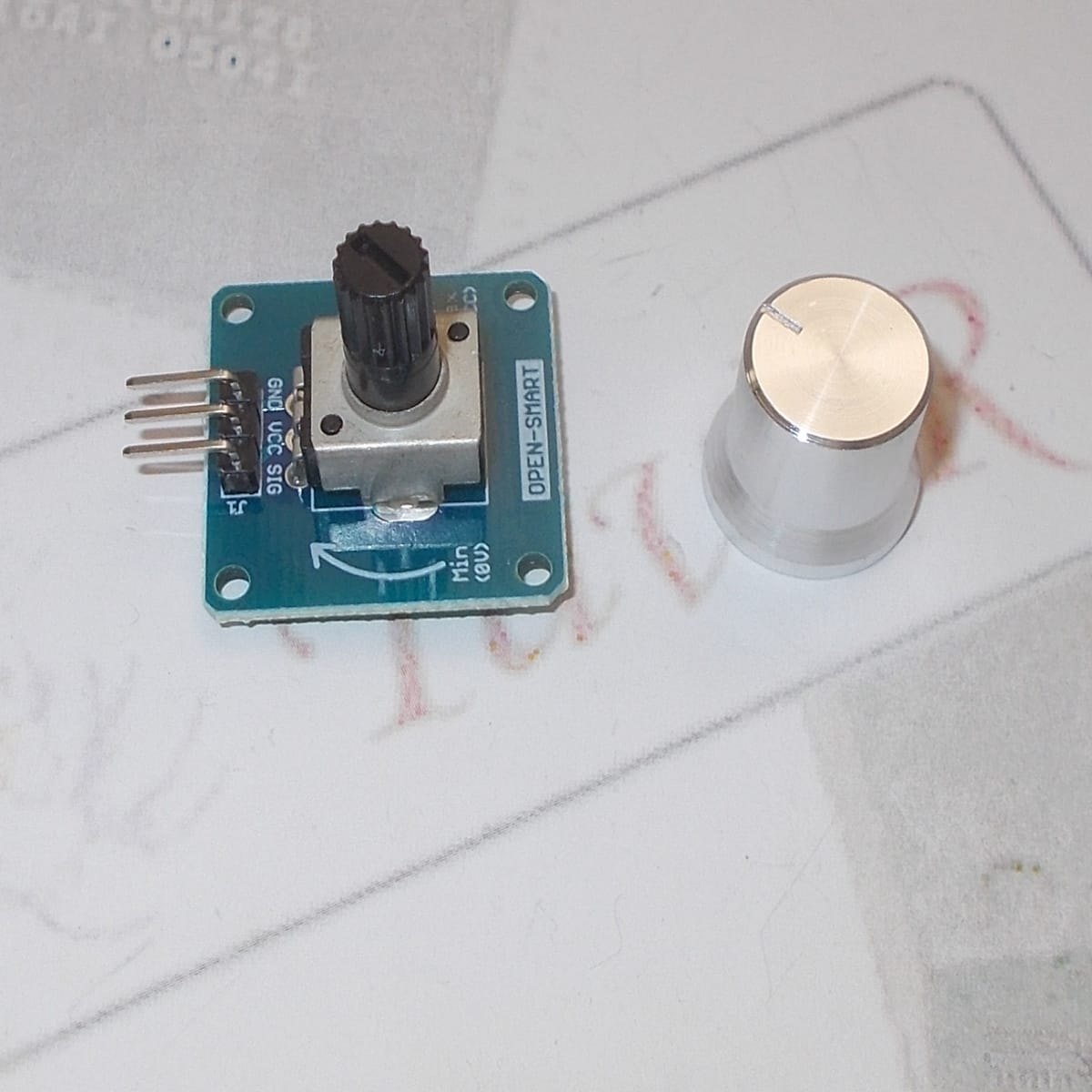 10k potméter modul fekete forgatógombbal és három érintkezős csatlakozással, Arduino analóg bemenet kézi szabályozásához.