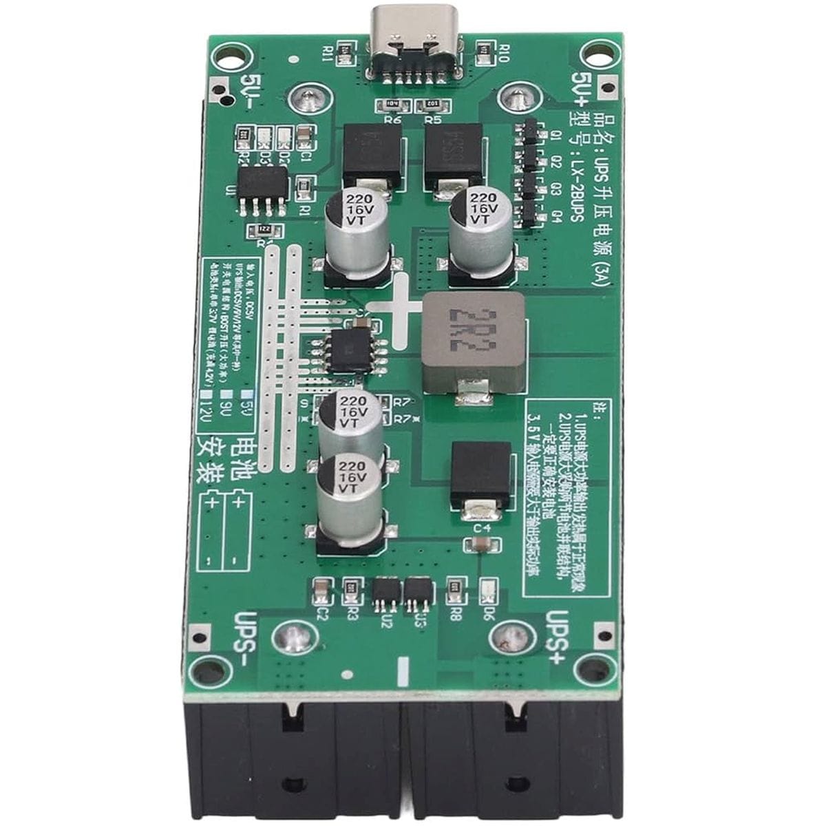 Zöld, nyitott LX2-BUPS-12V tápegységpanel USB-C csatlakozóval, szürke induktivitással, több kondenzátorral és alul elhelyezett, üres kétrekeszes 18650 akkumulátortartóval, 12 voltos kisfogyasztású eszközök akkumulátoros tartaléktápjához beépített projektekben.