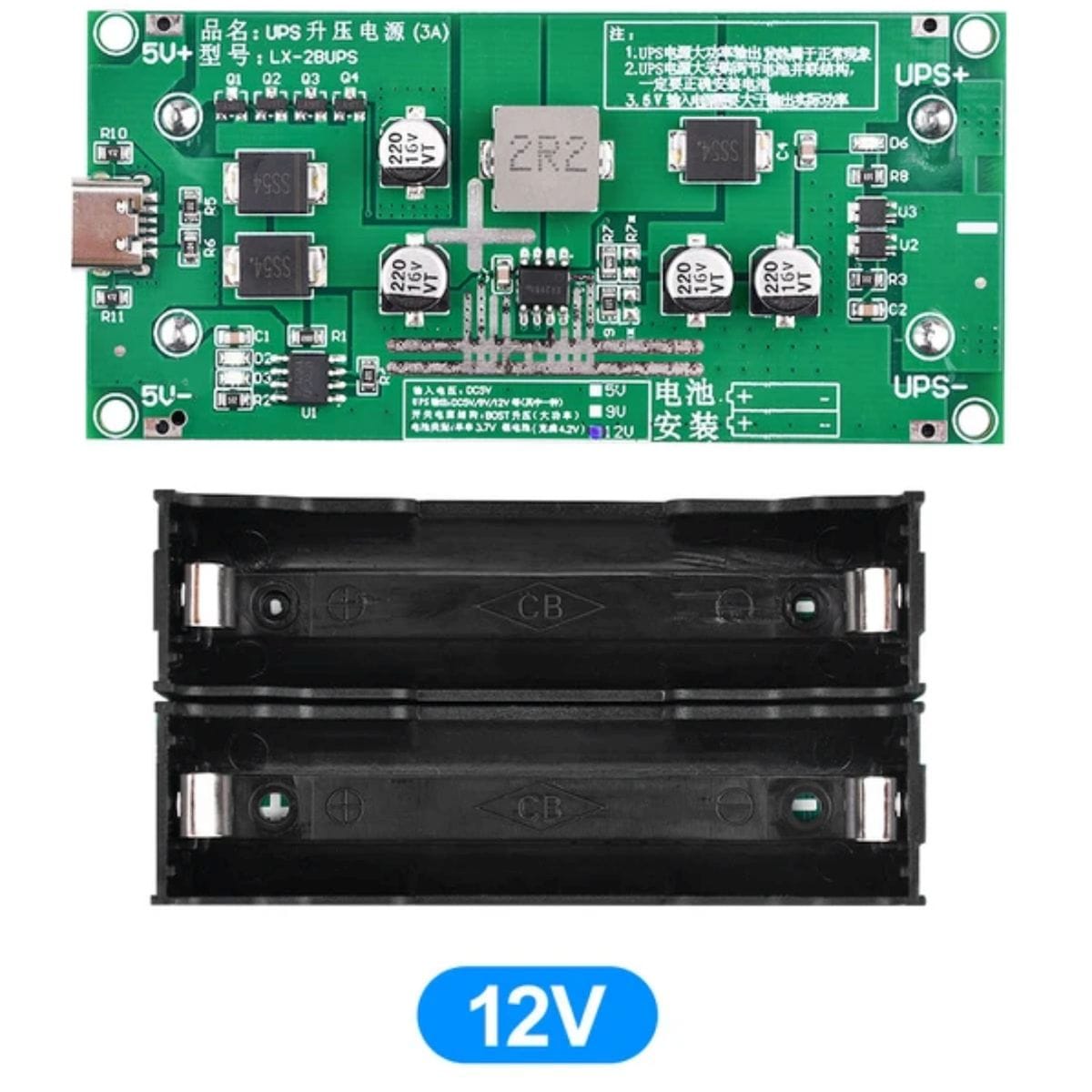 Fekete 18650 akkumulátortartóra épített LX2-BUPS-12V áramköri modul látható USB-C bemenettel, nagyobb induktivitással, kondenzátorokkal és 12 voltos kimeneti bekötéssel, kis elektronikai berendezések szünetmentesítéséhez saját műhelyprojektekben vagy készülékekben.