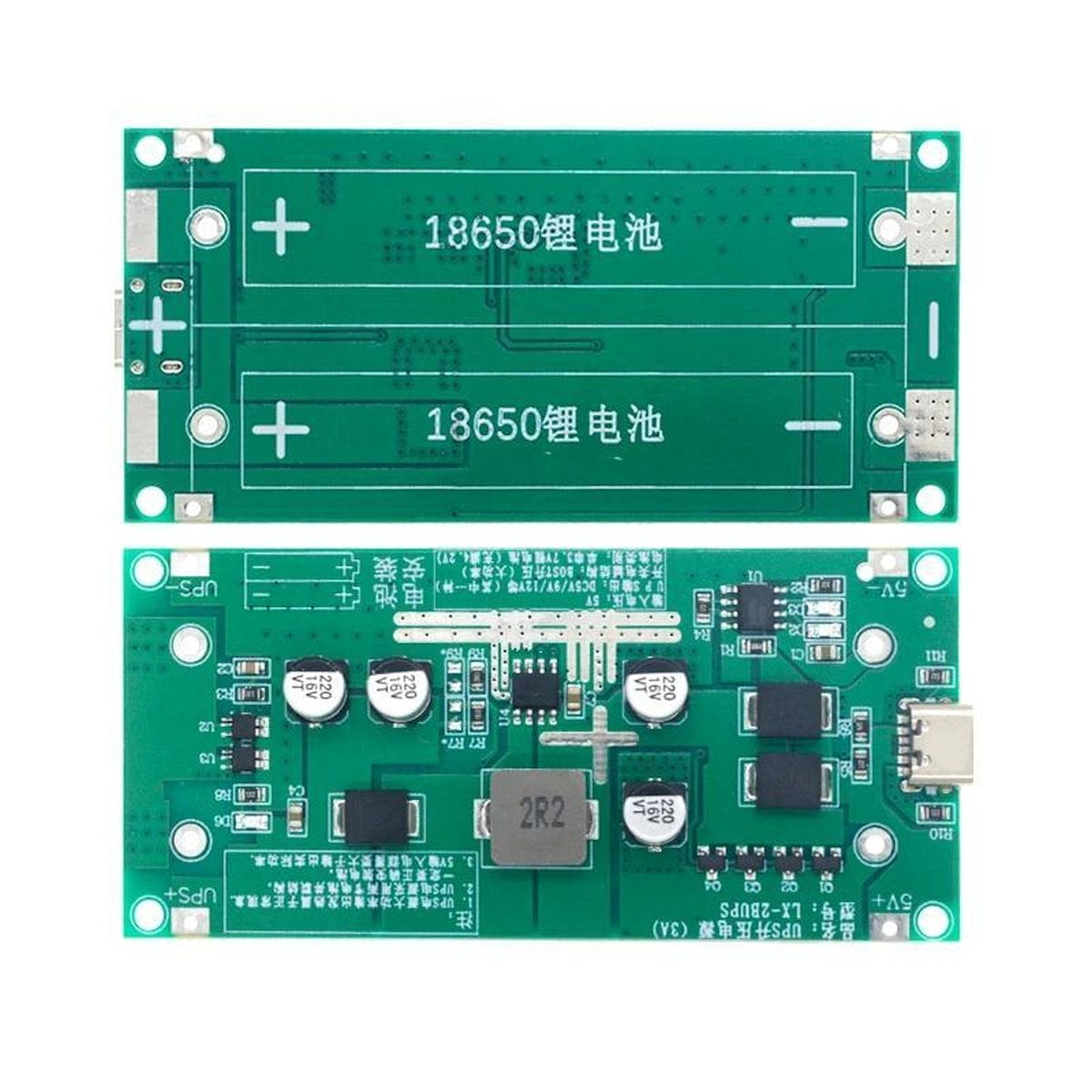 A zöld panel és a fekete akkumulátortartó egyetlen kompakt szerelési egységet alkot. A lapon felismerhető az USB-C csatlakozó, a nagyobb induktivitás, több kondenzátor, a vezérlőelektronika és a vezetékek csatlakoztatására szolgáló pontok. A két 18650 cella tartalék energiát adhat egy kisebb 12 voltos rendszernek, ezért a modul jól illeszthető routerhez, kamerához, érzékelőegységhez vagy saját vezérléshez. A nyitott elektronika miatt dobozoláskor ügyelni kell a szigetelésre, a hőelvezetésre, a rögzítésre és arra, hogy a bekötés ne terhelje mechanikusan a panelt.