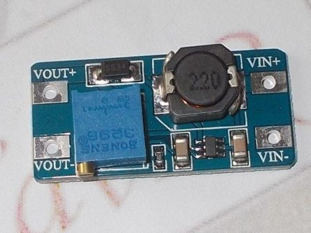 Kompakt MT3608 2 A DC‑DC step‑up tápmodul, állítható trimmer potenciométerrel, bemenet 2–24 V, kimenet akár 28 V‑ig