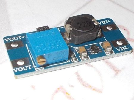 Kompakt MT3608 2 A DC‑DC step‑up tápmodul, állítható trimmer potenciométerrel, bemenet 2–24 V, kimenet akár 28 V‑ig