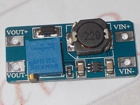 Kompakt MT3608 2 A DC‑DC step‑up tápmodul, állítható trimmer potenciométerrel, bemenet 2–24 V, kimenet akár 28 V‑ig