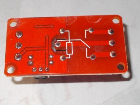 Egycsatornás, optocsatolt, 12V-os piros relémodul elektronikai vezérlőrendszerekhez.
