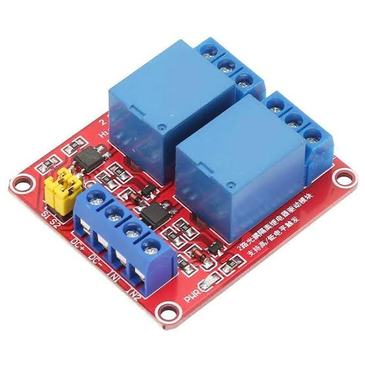 Kétcsatornás 24 V-os optocsatolt relémodul vezérlőoldala DC+, DC−, IN1 és IN2 jelölt sorkapoccsal, két relével, állító jumperekkel és visszajelző elektronikai alkatrészekkel.