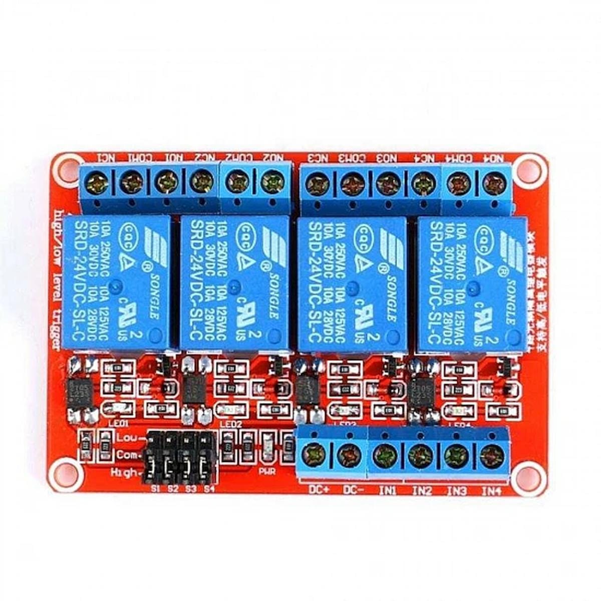 A modul négy 24 V-os elektromechanikus relét tartalmaz, amelyekhez külön csavaros kimeneti csatlakozások tartoznak. A vezérlőoldali sorkapcson a DC+, DC− és négy külön bemenet jelölése látható, ezért a kábelezés műhelyben is könnyen követhető. A panelen csatornánként külön jumpermező található a magas vagy alacsony szintű trigger kiválasztásához. Négy kimenet miatt jól használható több relével működő mikrokontrolleres vezérléshez, például világítási körök, mágnesszelepek, kontaktorok vagy más kapcsolható eszközök elkülönített vezérlésére.