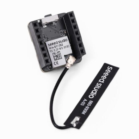 Seeed Studio Wio-SX1262 LoRa modul XIAO fejlesztőpanelhez, kétoldali tüskesoros csatlakozókkal, kapcsolóval, fehér aljzattal és a rádiós egységen elhelyezett antennacsatlakozóval.