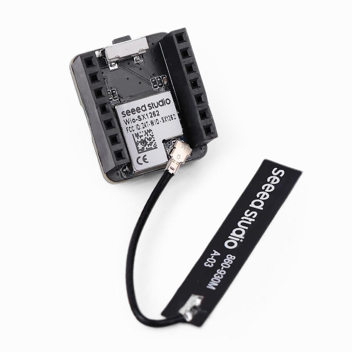 Seeed Studio Wio-SX1262 LoRa modul XIAO fejlesztőpanelhez, kétoldali tüskesoros csatlakozókkal, kapcsolóval, fehér aljzattal és a rádiós egységen elhelyezett antennacsatlakozóval.