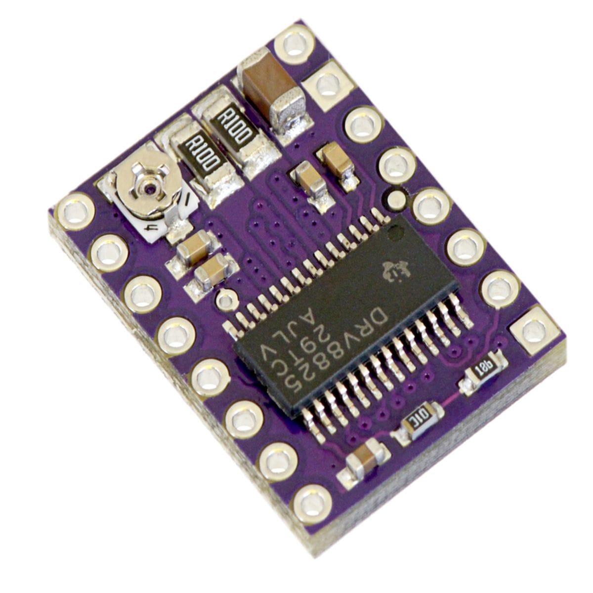 Ferde nézetű DRV8825 stepper driver modul lila áramköri lapon, forrasztási pontokkal, potméterrel és csatlakozótüskékkel, léptetőmotor vezérléshez Arduino és CNC projektekben.