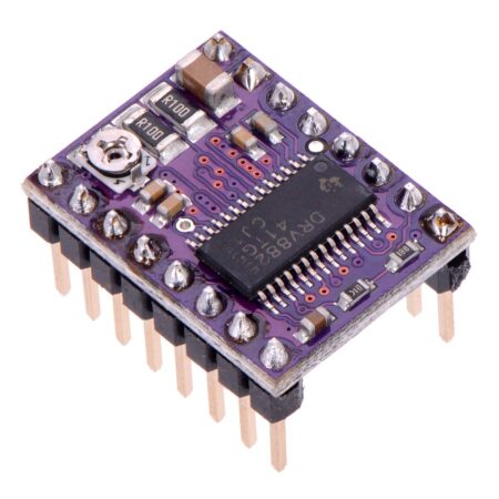 Lila DRV8825 modul felülnézetben, IC-vel, potméterrel, ellenállásokkal és forrasztási pontokkal, elektronikai prototípus breadboardon vagy CNC vezérlésben használható.