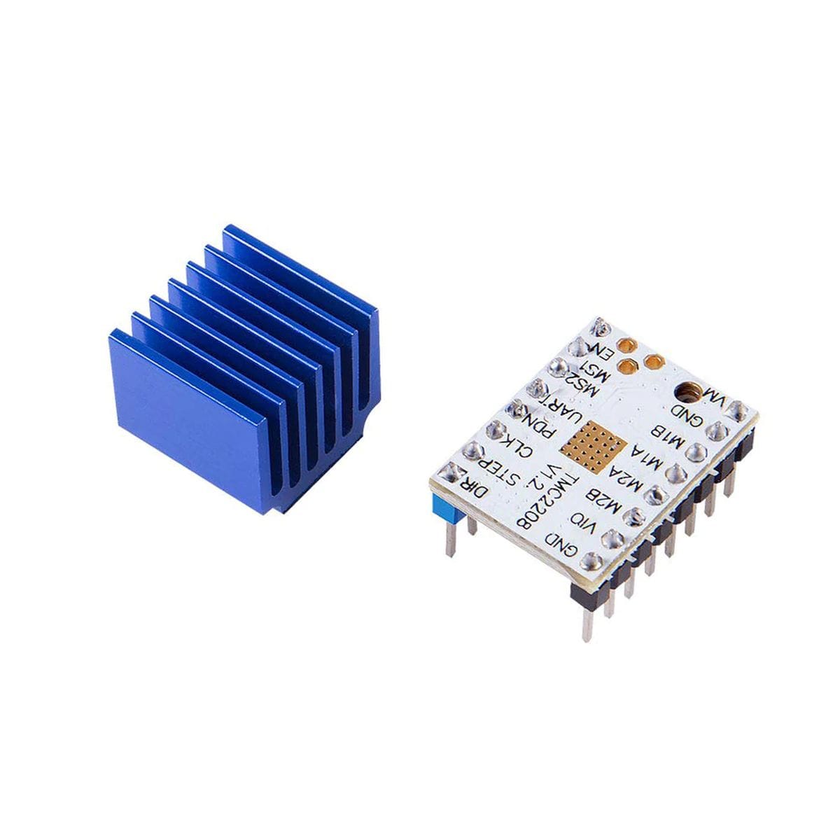 TMC2208 stepper driver modul kék hűtőbordával, fekete panelen és tüskesorokkal, halk léptetőmotor vezérléshez robotikai és 3D nyomtatós projektekben.