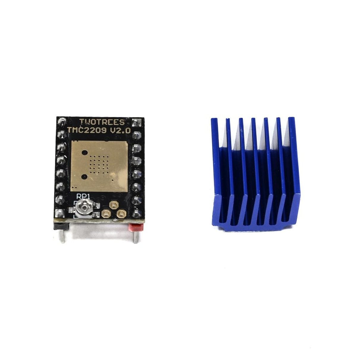 TMC2209 stepper driver modul különálló kék hűtőbordával, látható vezérlőchippel és tüskesorokkal, léptetőmotor bekötéséhez CNC vagy Arduino környezetben.