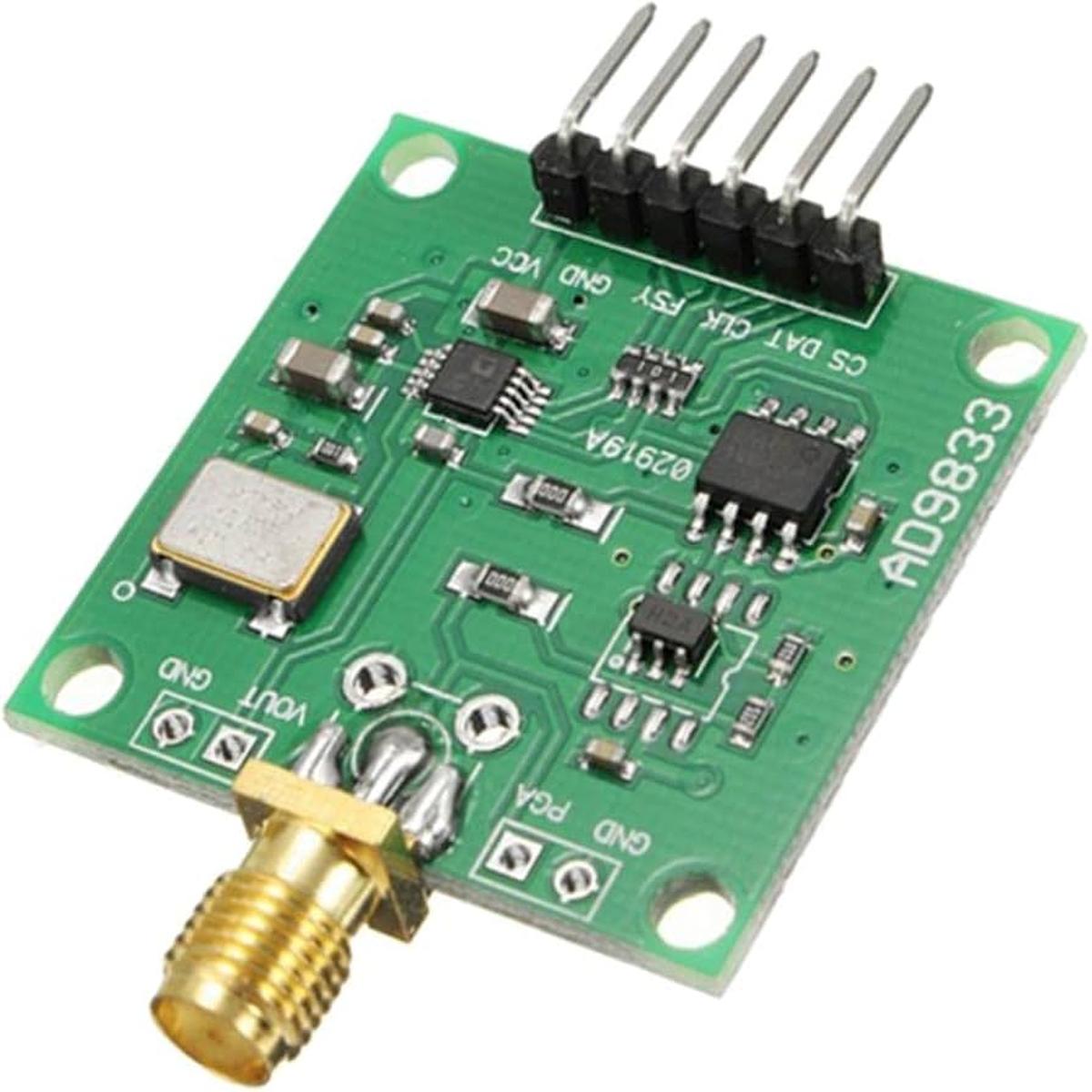 Zöld AD9833 programozható hullámforma-generátor modul aranyszínű SMA csatlakozóval, hatpólusú vezérlő tüskesorral, kvarcoszcillátorral és négy sarokfurattal elektronikai mérő- és fejlesztési feladatokhoz.