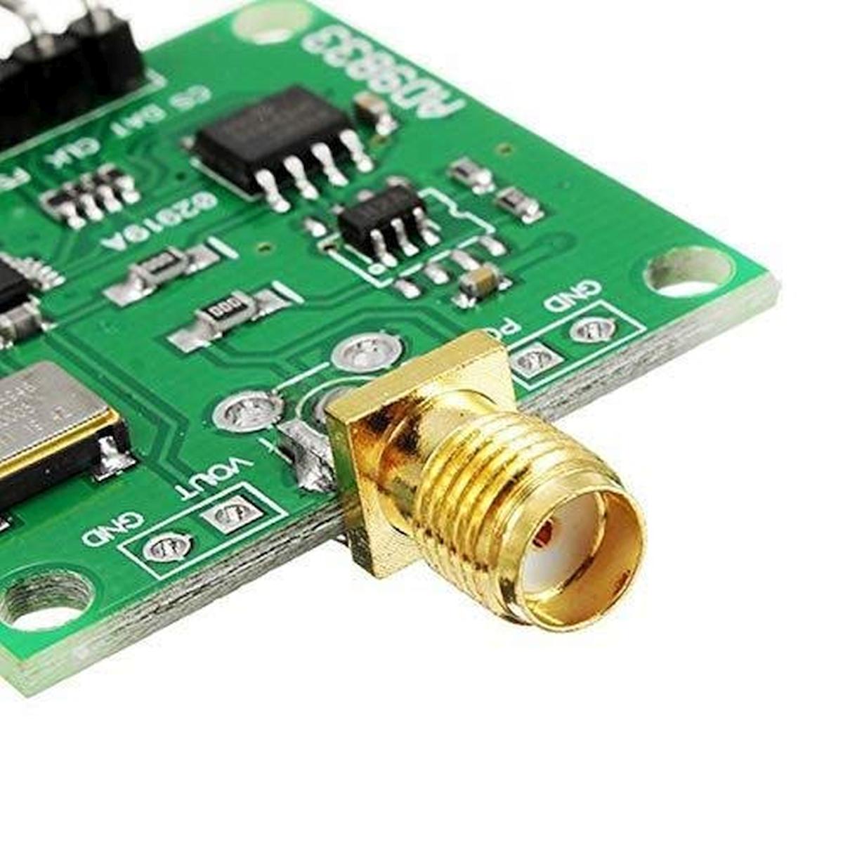 Nagyított részlet AD9833 hullámforma-generátor SMA csatlakozójáról, mellette GND, PGA és VOUT jelölések, forrasztási pontok, valamint felületszerelt elektronikai alkatrészek.