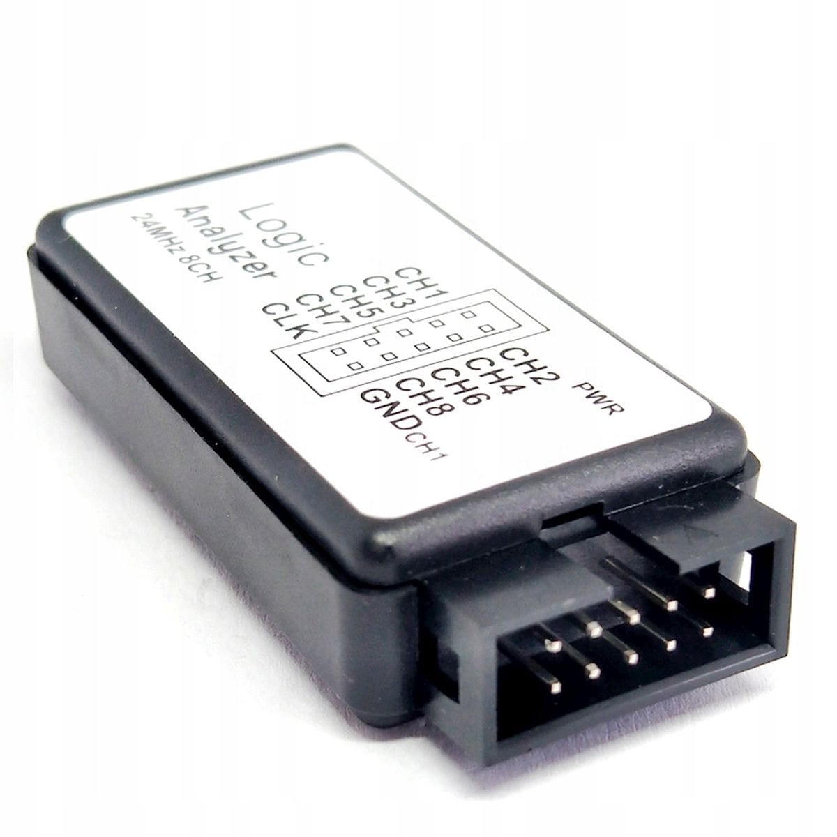 Kompakt USB logikai analizátor csatornajelölésekkel és színes kábelekkel, Arduino projekt hibakereséséhez, digitális kommunikáció mérésére előkészítve.