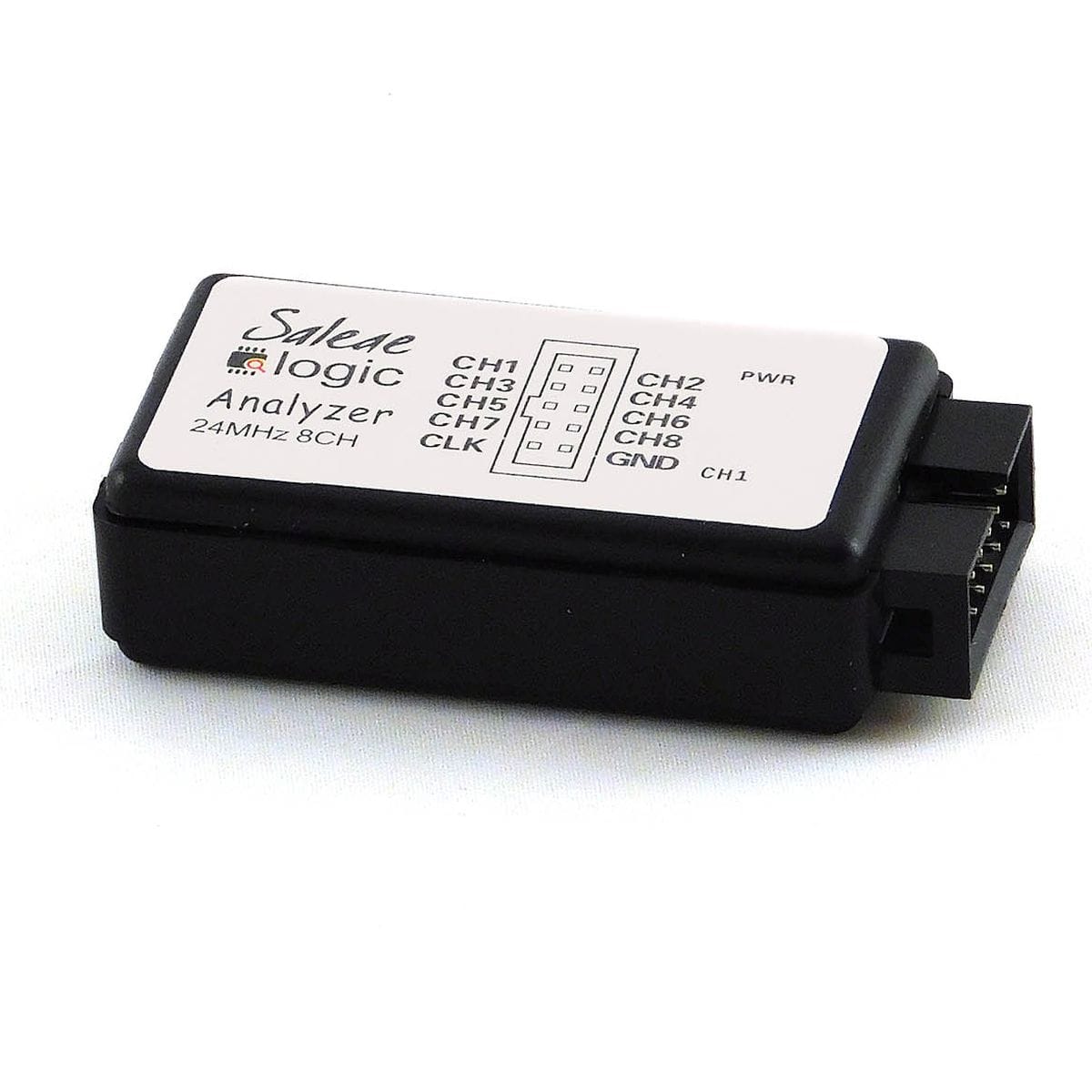 Logikai analizátor USB csatlakozással, fehér csatornacímkével és színes kábelekkel, digitális protokollok méréséhez mikrokontrolleres műhelymunkában.