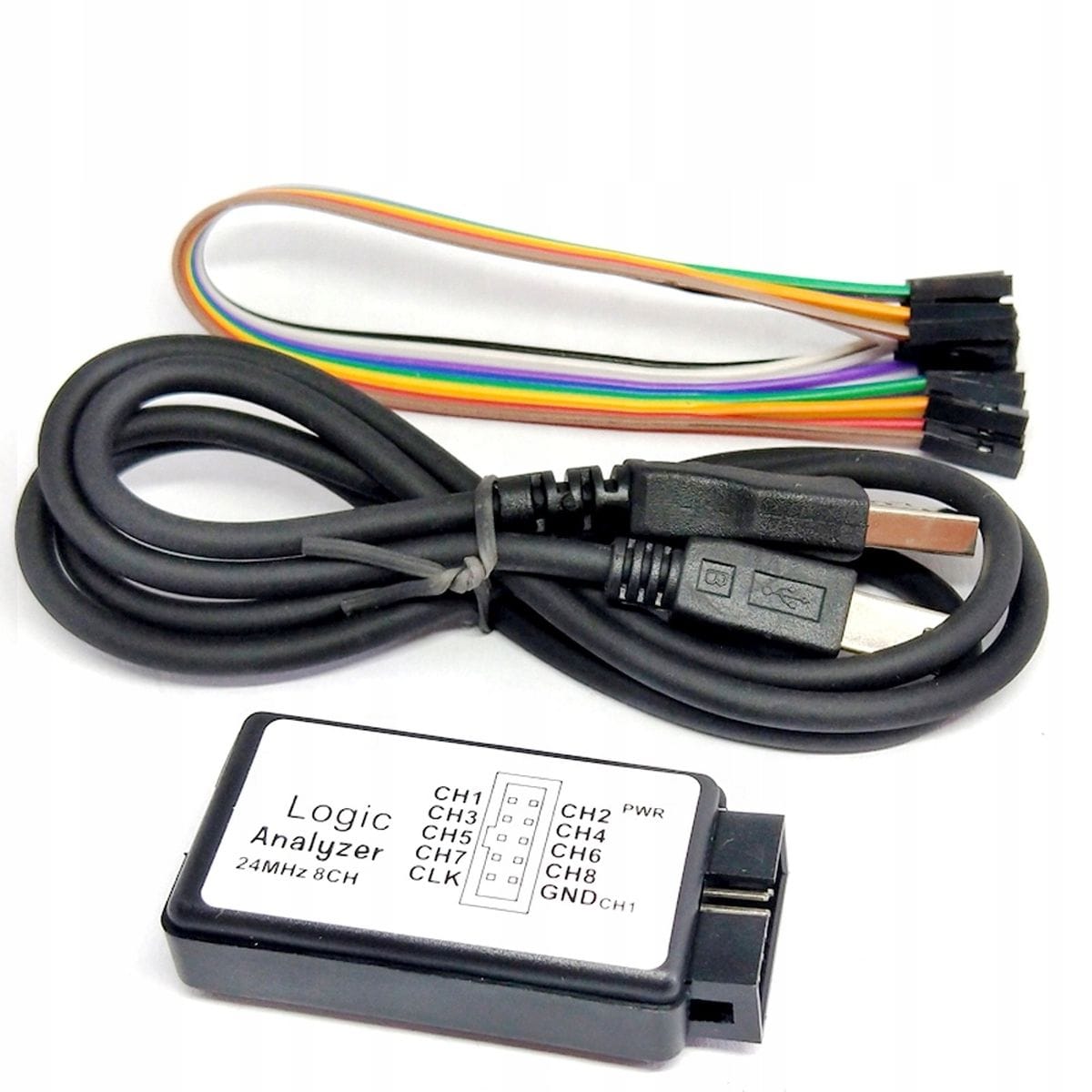 Feliratozott USB-s logikai analizátor több színű vezetékkel, digitális jelalakok követéséhez Arduino és más mikrokontrolleres áramkörök mellett.