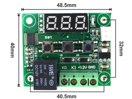 A képen egy W1209 típusú digitális termosztátmodul látható, amely kék színű LED-kijelzővel és egycsatornás relével rendelkezik. A modul egy NTC hőmérséklet-érzékelő segítségével méri a hőmérsékletet, és beállítható határértékek mentén kapcsol fűtést vagy hűtést. A 12V-os tápellátású vezérlő három nyomógombbal programozható, P0–P6 paraméterekkel, így széleskörűen testreszabható hőmérsékleti automatikákhoz. Használata elterjedt Arduino, Raspberry Pi és más mikrokontrolleres környezetekben, valamint DIY otthonautomatizálási rendszerekben, inkubátorokban, terráriumokban vagy üvegházi vezérlésben. A kék kijelzős 